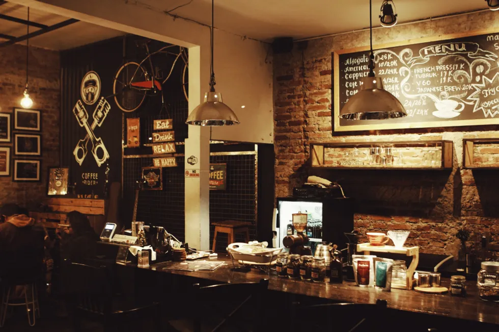 Interior de un comercio local con mostrador