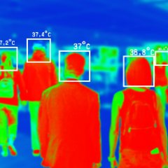 Imagen termográfica de un edificio: los focos de calor se ven en color